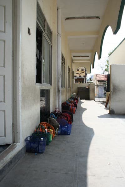 Taschen vor dem Klassenzimmer